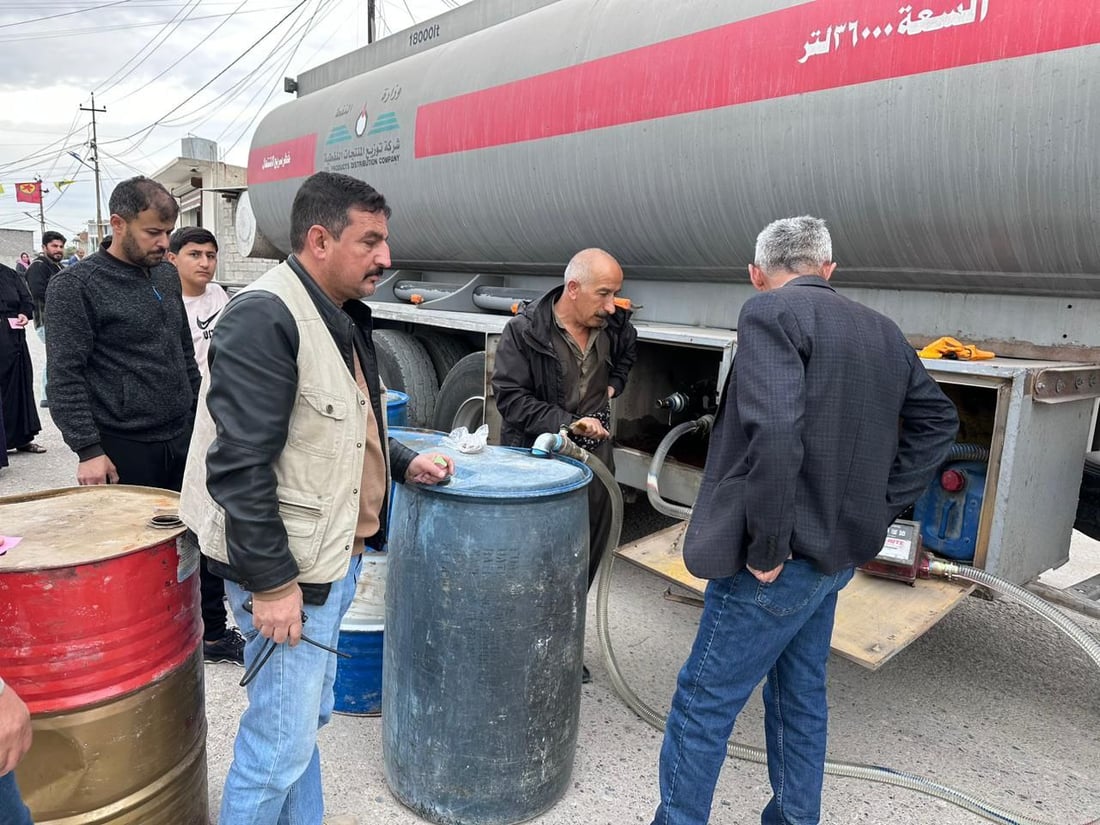 50 لتراً لكل أسرة.. الهجرة توزع 30 ألف لتر من النفط داخل مخيم “الخازر”
