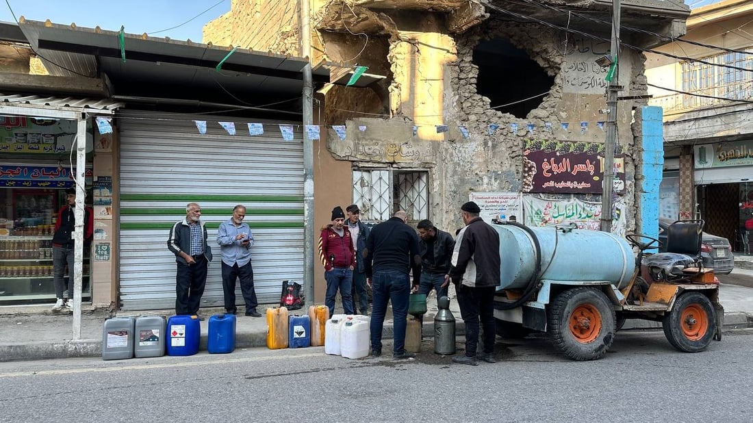 الجدول يؤخر النفط الأبيض عن “الجامع الكبير”.. والحصة تكفي 10 عائلات فقط (صور)