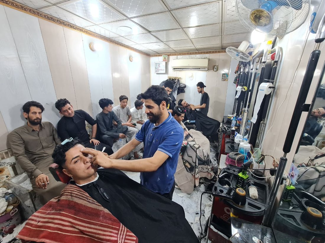صور: إعلان النجف أربك عيد السماوة وضرب مواعيد الحلاقين والخياطين
