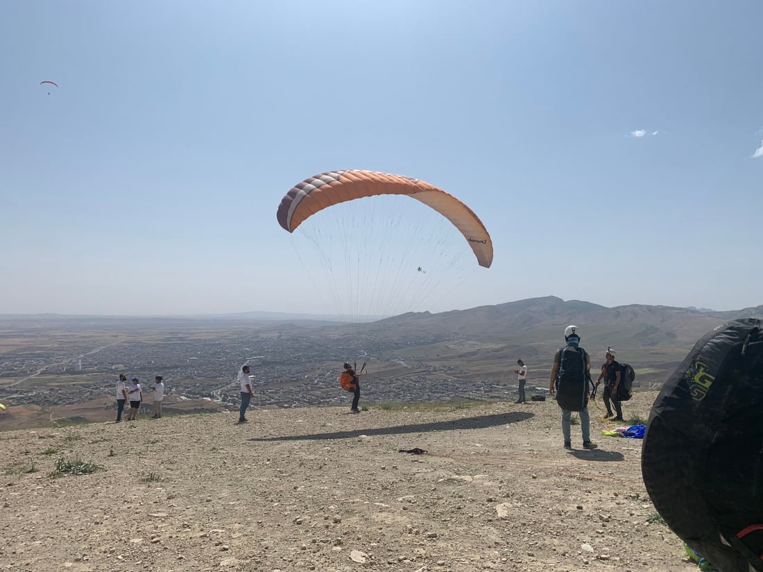 فيديو: 250 عراقياً يطيرون على جبل “هيبت سلطان” بالمناطيد والطائرات الشراعية