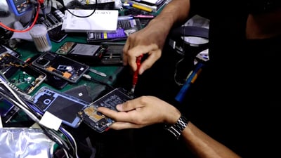 فيديو: الناصرية تقاتل لفهم موبايلات الصين.. كثيرة جداً تدوخ الخبراء