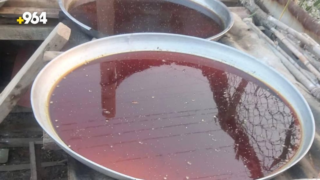 صور: البصرة تعصر أشهى حبات التمر.. صناعة الدبس بدأت والشمس تتكفل بالباقي