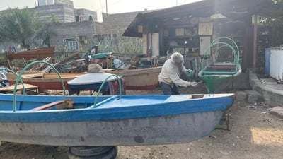 آخر صُناع القوارب شرق البصرة.. محبو الجولات النهرية يبقون صنعتنا على قيد الحياة