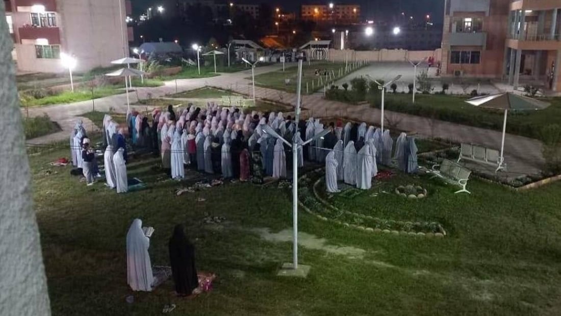 صلاة التراويح “ممنوعة” على طالبات الموصل.. لقد “تسربت” صورة من القسم الداخلي