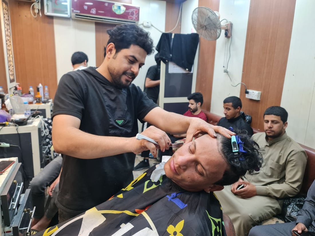صور: إعلان النجف أربك عيد السماوة وضرب مواعيد الحلاقين والخياطين