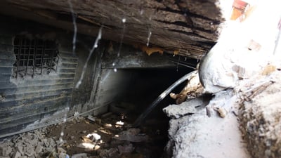 ظهرت فجأة لحفارات البلدية.. السراديب القديمة لن توقف تأهيل شارع الكاظمي (صور)