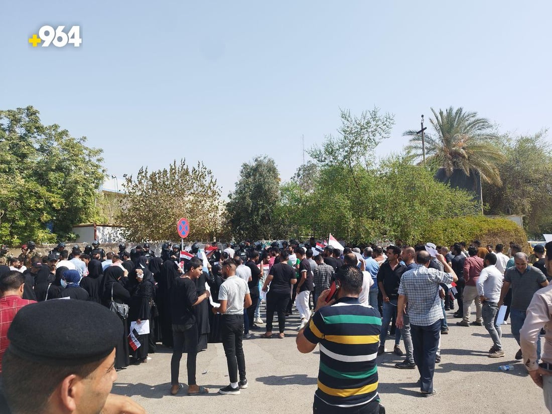 صور من الحلة: موظفو “الأمن الغذائي” أحاطوا بمبنى المحافظة وهتفوا بغضب