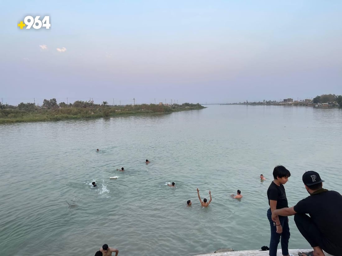 شباب القرنة يسبحون في دجلة والفرات: نستحق التلذذ بالماء (صور)