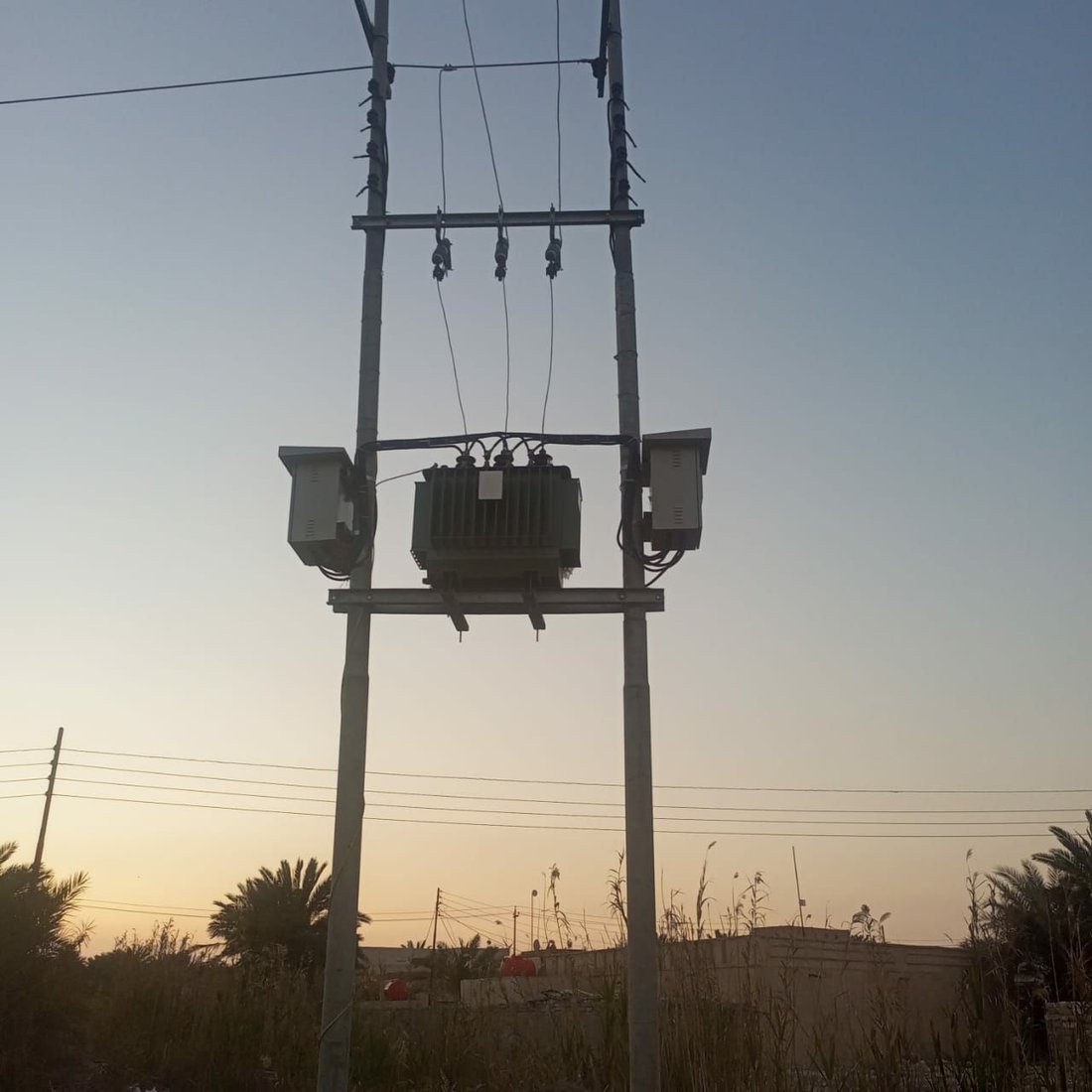 آل جريب في الوركاء تنتظر الكهرباء.. المقاول رمى المحوّلة واختفى (صور)
