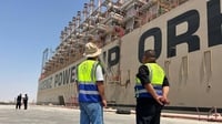 الباخرة التركية الأولى تصل أم قصر لدعم شبكة الكهرباء