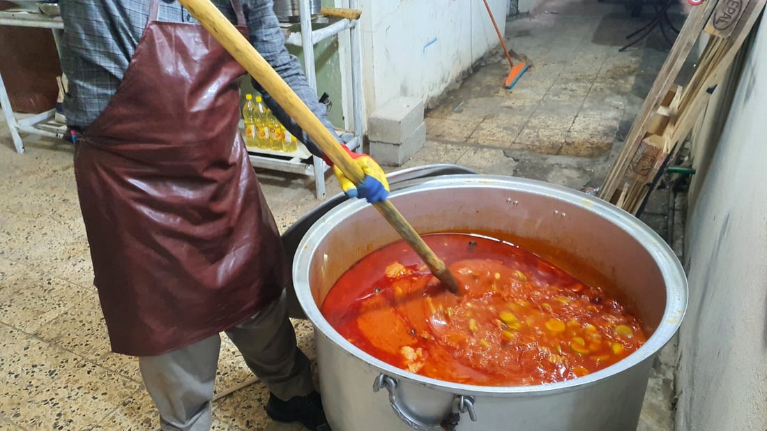 يا سيدات تلعفر لا تدخلن المطبخ بعد اليوم.. أبو عباس يتكفل بولائم المناسبات (صور)