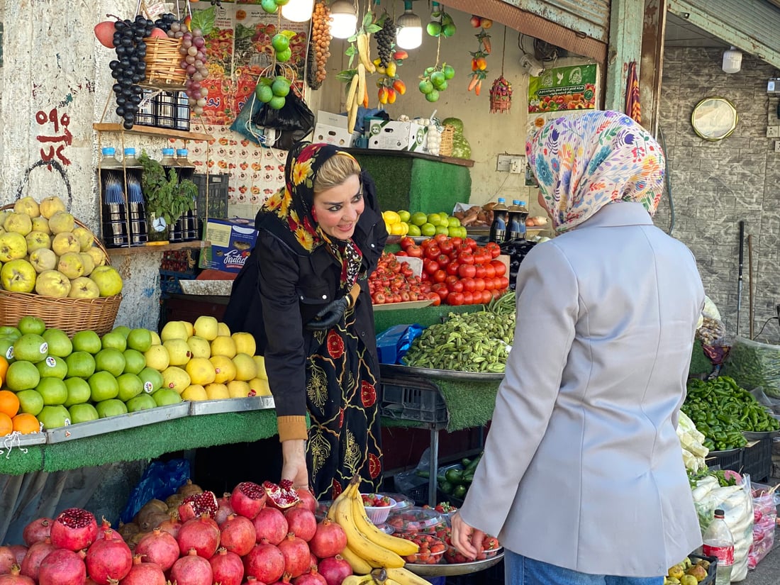 “ترزه” السيدة الوحيدة في سوق حلبجة.. تعمل مع والدها مثل الأصدقاء (صور)