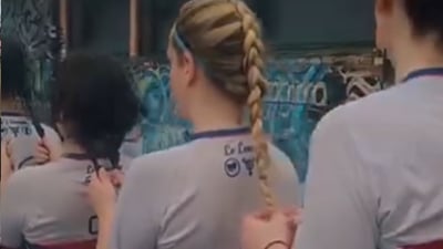 لە ئیتاڵیاوە بۆ رۆژئاوا؛ کچانى بۆڵۆنیا قژیان دەهۆننەوە