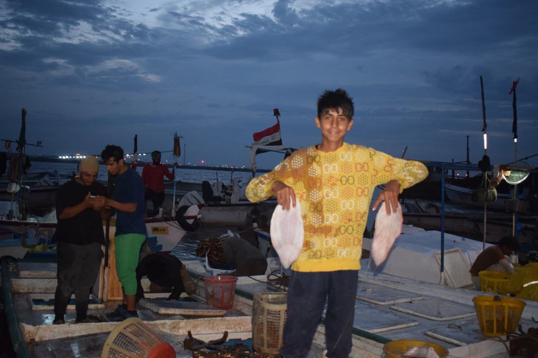 صور: رحلة صيد استمرت 5 أيام في عرض البحر تملأ مزاد النقعة بالأسماك