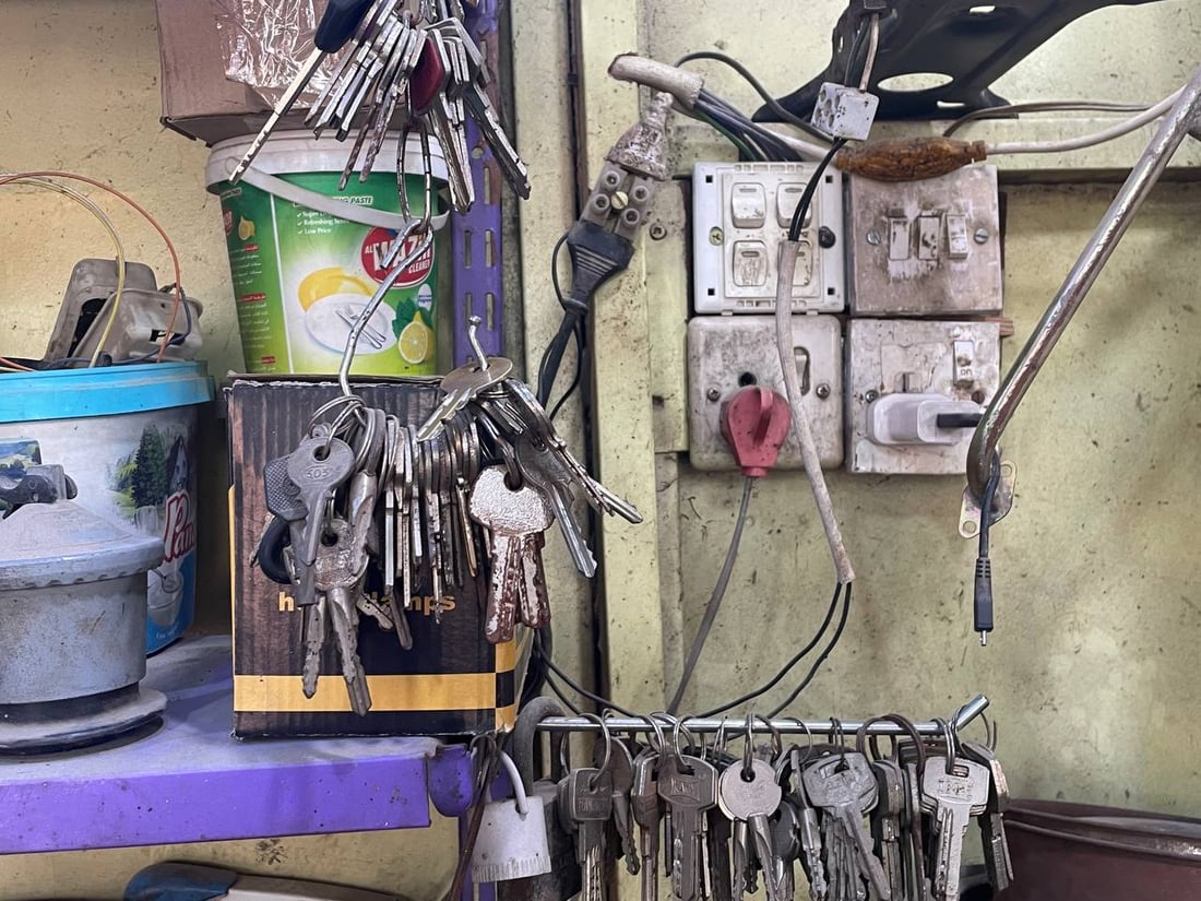 آخر مُصلحي الأقفال في مدينة الصدر: نجمع أكثر من مهنة لنواجه “الصيني”