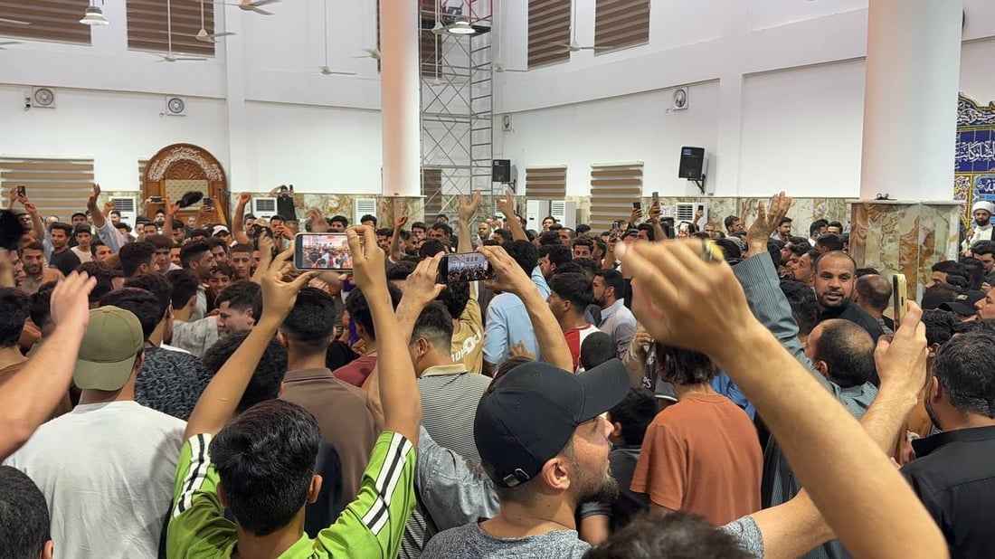 صور: عشائر المدينة تحتشد في جامع الزهراء بعد إزالة الشرطة لافتة إغلاق القائمقامية