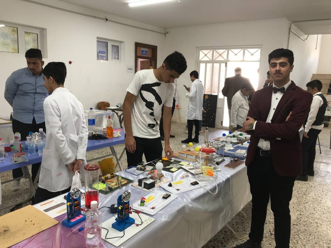 الكوت: ثانويات المتفوقين.. محاضرات بـ 4 لغات وتركيب أفيون صناعي وابتكار سكانر