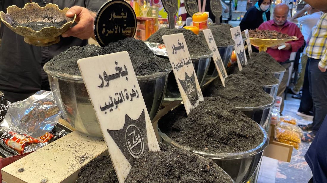 يصدّر خلطة الشايب إلى الخليج.. صور من عطور “عبود غفلة” في سوق النجف الكبير