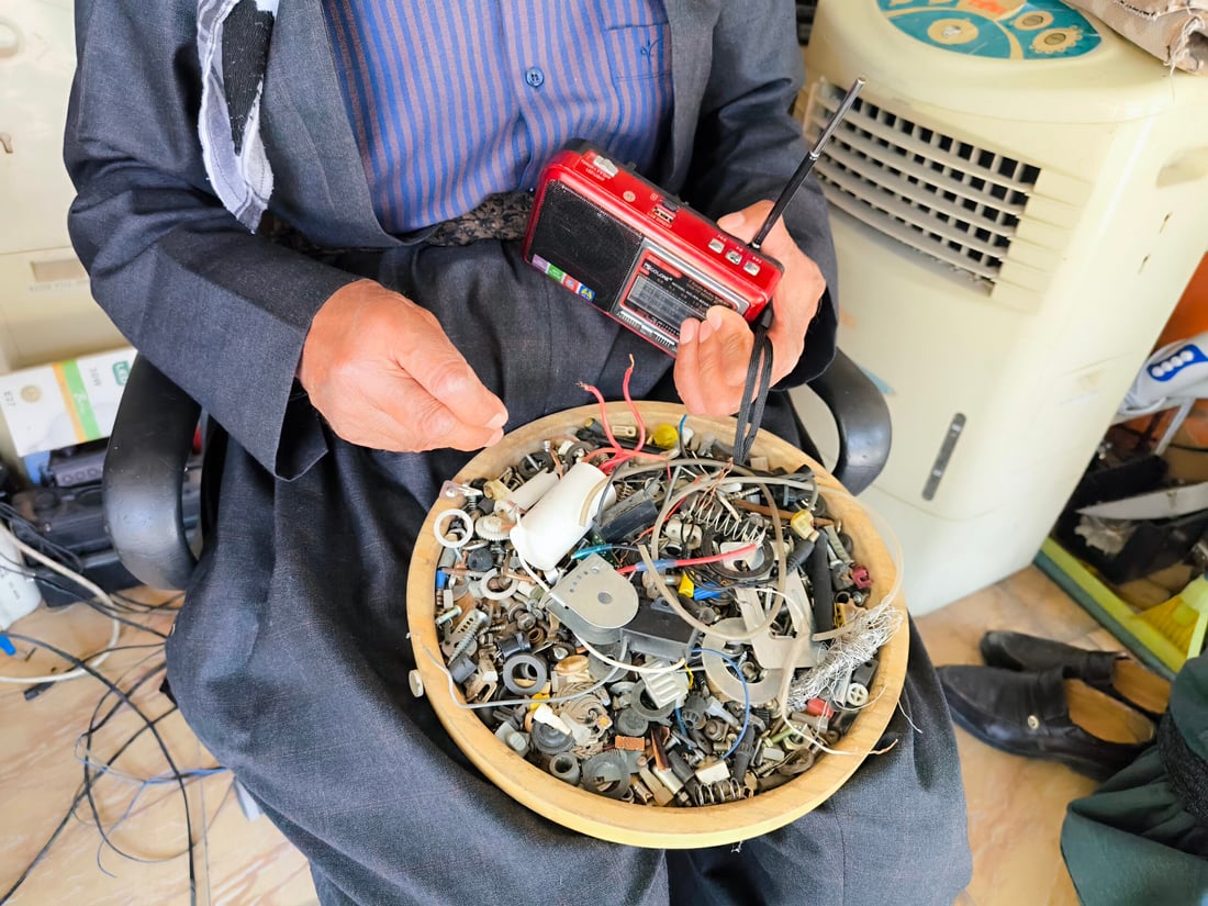 خوێندەواریی نییە و فێری چاککردنەوەی ئامێرە کارەباییەکان بووە 