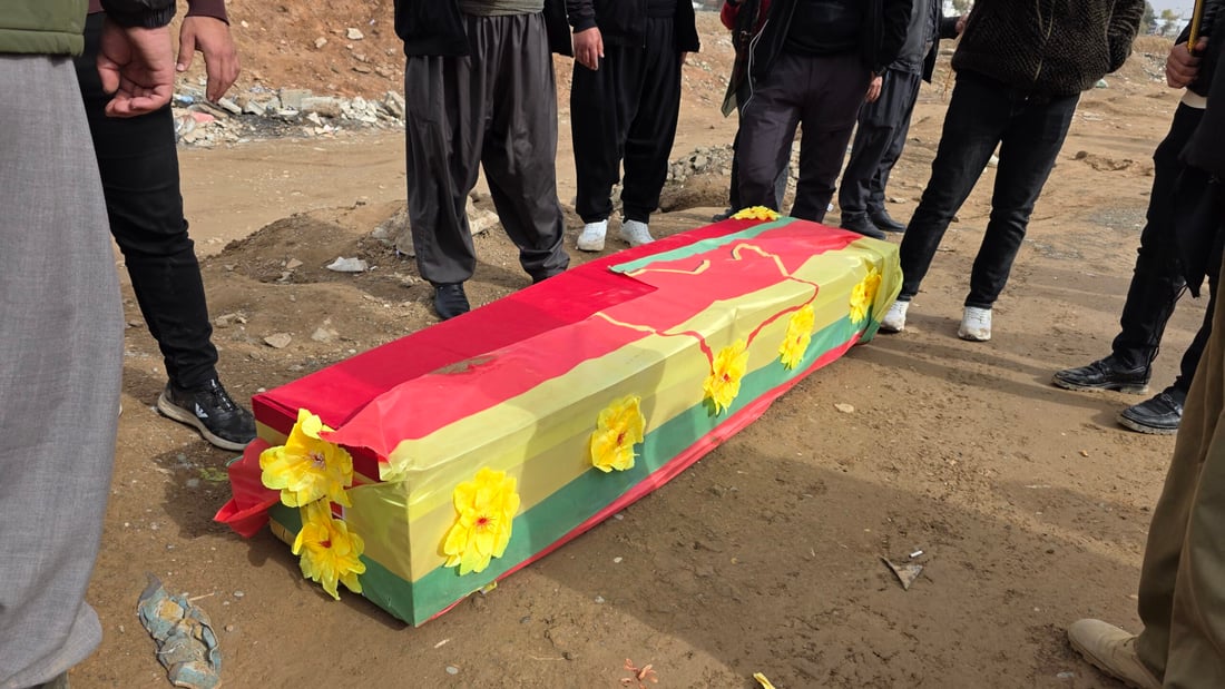 تابووتەکەى شەهید ئەحمەد دەکەن بە سیمبولى خۆپیشاندان