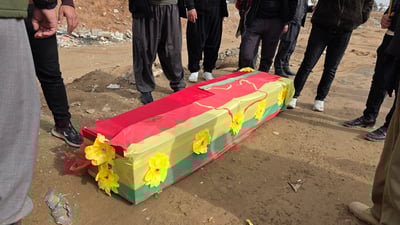 تابووتەکەى شەهید ئەحمەد دەکەن بە سیمبولى خۆپیشاندان