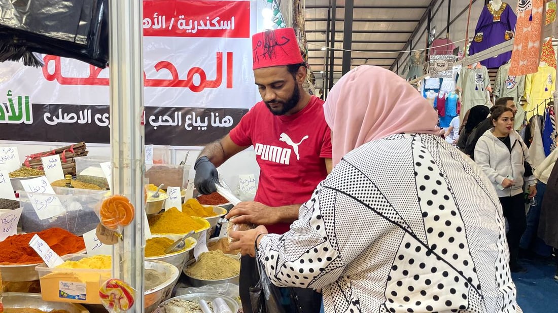 المصريون يعرضون خلطات البهار الخاصة في معرض بغداد و”يتحدثون كثيراً” عن أسرارها