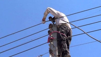 صعد عمود كهرباء أمام منزله فمات صعقاً.. وفاة أربعيني في الزبير