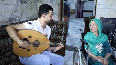 فيديو: نزلاء دار المسنين في الديوانية يغنون للغزالي.. “كأنهم بين أولادهم”