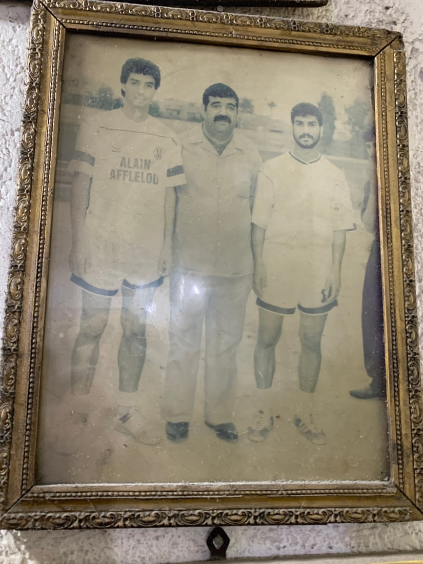 سطور من حياة عميد الزورائيين الراحل في كربلاء وصور من المقهى الشهير في العباسية