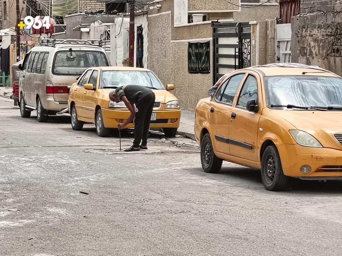 صور: “شهداء العبيدي” غارقة شتاءً وصيفاً.. أغطية المجاري تسرق والقمامة ترمى فيها