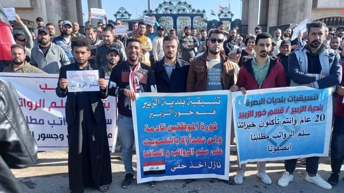 “امنحوهم مليون دينار”.. خور الزبير تتعاطف مع عمال النظافة وتغرق في النفايات (صور)