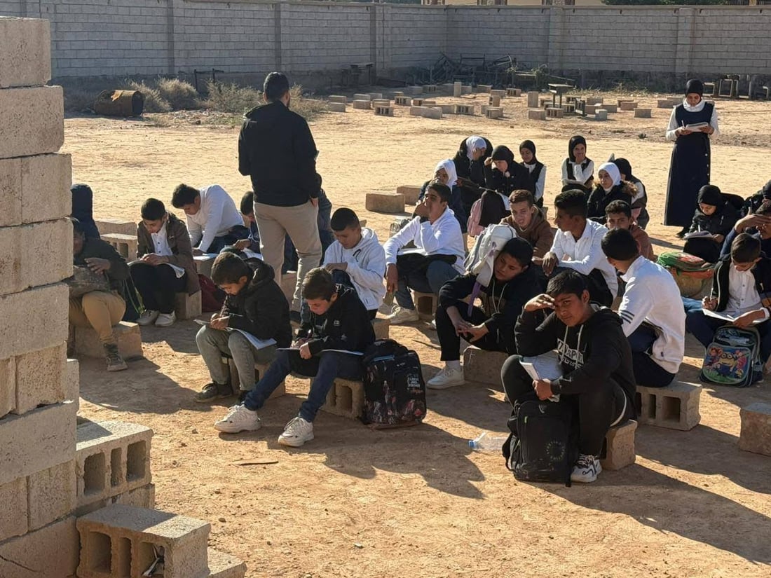 صور صادمة من مدرسة في مندلي.. مقاعد الطلبة “بلوك” وسقفهم السماء