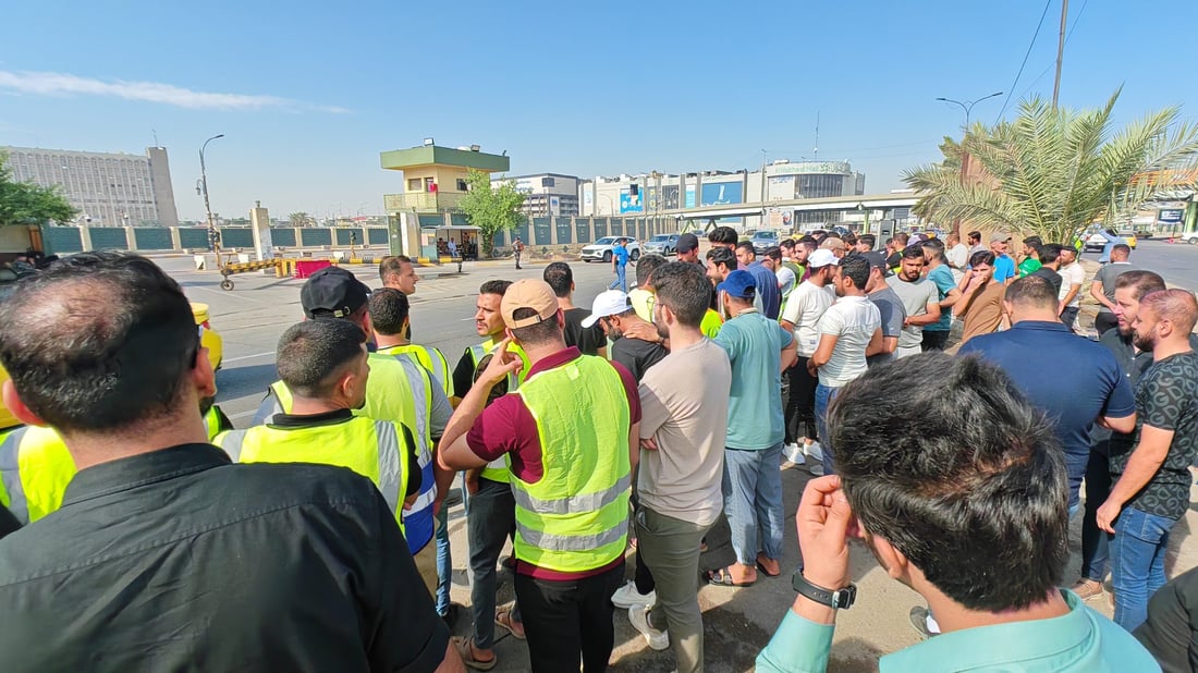 صور: عمال الأجر اليومي يعتصمون أمام النفط.. إنهاء خدمات 1400 بدل توظيفهم بعقود