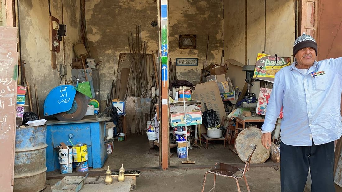 صور: “دكان جعفر” آخر محل ينتج الدلال في سوق الصفافير بالناصرية