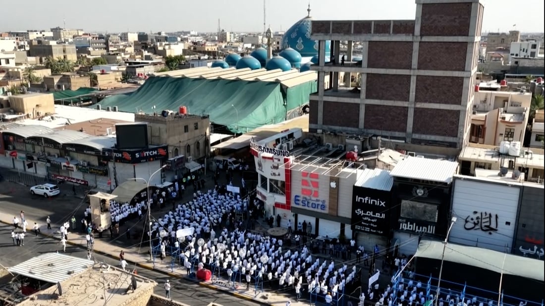 مواكب الطائفة الشيخية تطوف البصرة بالزي الأبيض: لطم على الحسين بلا زنجيل وتطبير