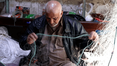 تعلم المهنة من أمه وأبيه قبل 60 عاماً.. لا مفر لأسماك الكوت من شباك الشمري (فيديو)