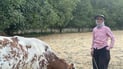 رۆژ تا ئێوارە لەگەڵ مانگاکانیەتی و بەخێویان دەکات