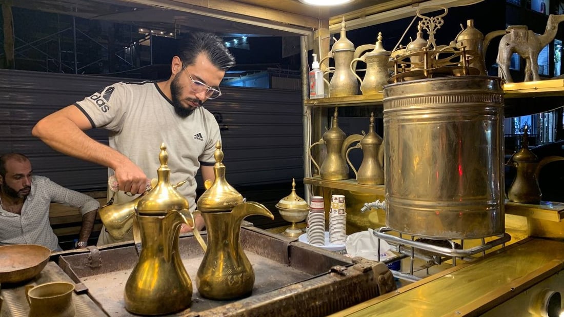 بغداد: صدر الدين عبد الله شاب مؤهل للتوظيف يفضل بيع القهوة في المنصور (صور)