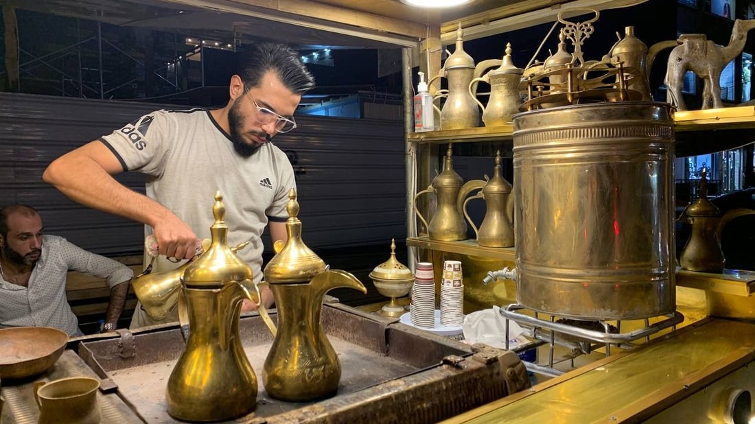 بغداد: صدر الدين عبد الله شاب مؤهل للتوظيف يفضل بيع القهوة في المنصور (صور)