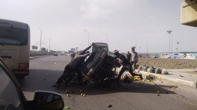 السماوة: “كوستر” يقلب “ستوتة” فواكه.. البقال مصاب والبضاعة تلفت في الشارع