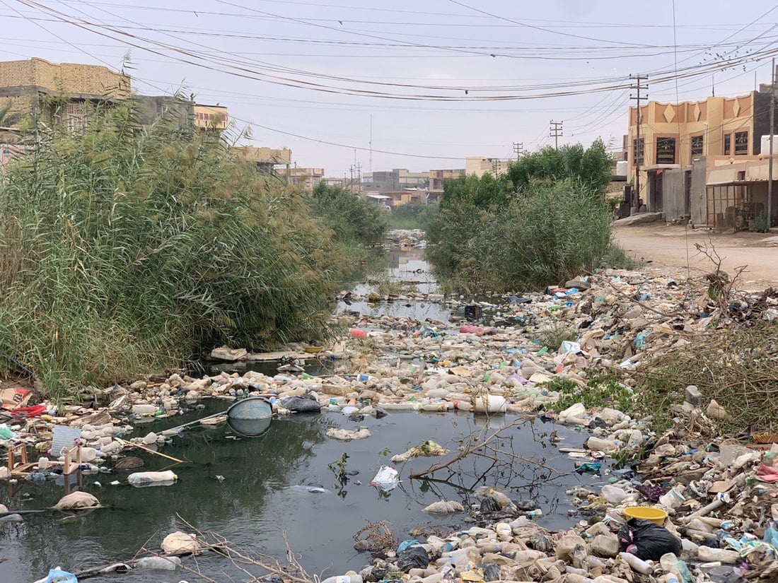 ناشط بابلي ينشر صوراً صادمة لنهر القاسم وهو “يغرق” في النفايات