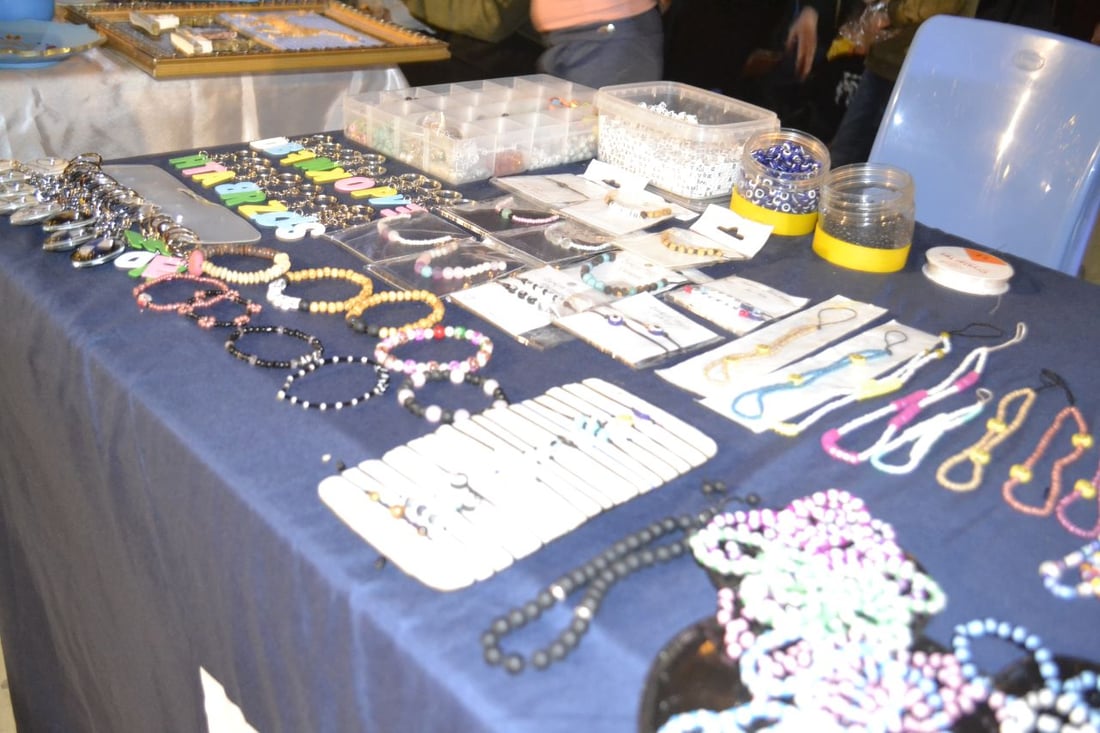 صور: حتى الصغيرة “فوف” تأتي للبيع هنا.. ليالي بغداد جعلت المتنبي باحة رمضانية