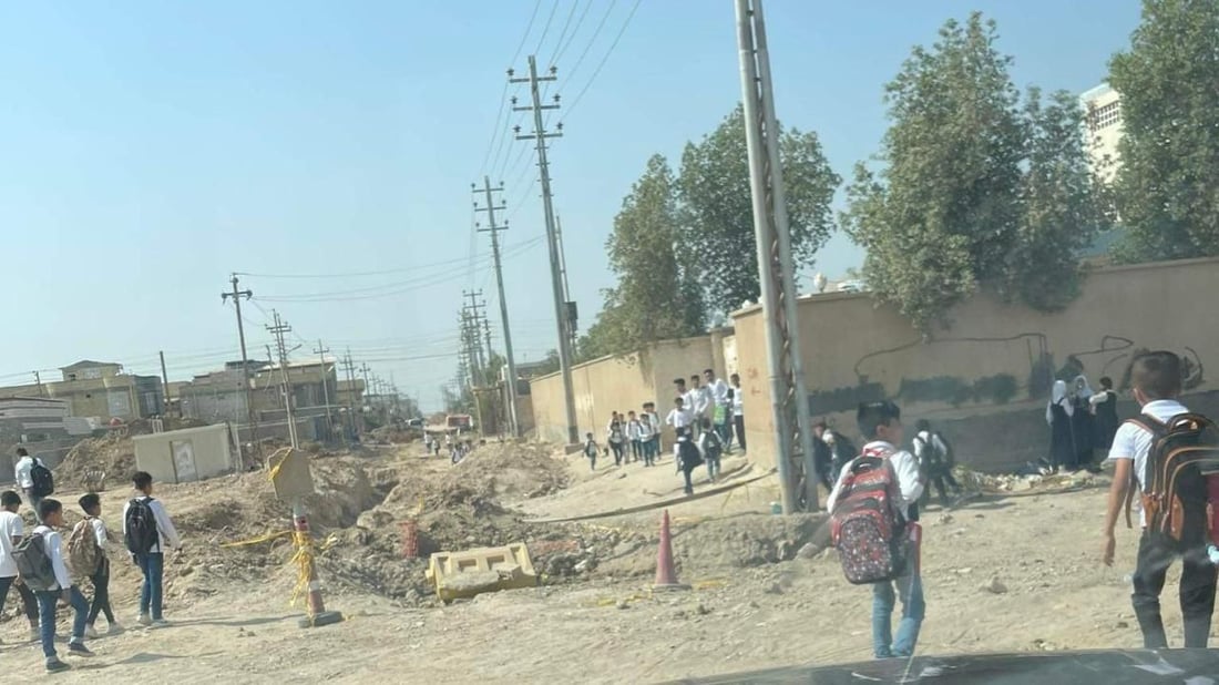 بلدية القرنة “ترش الماء” في الشوارع غير المبلطة أملا بمحاصرة “الغبار”