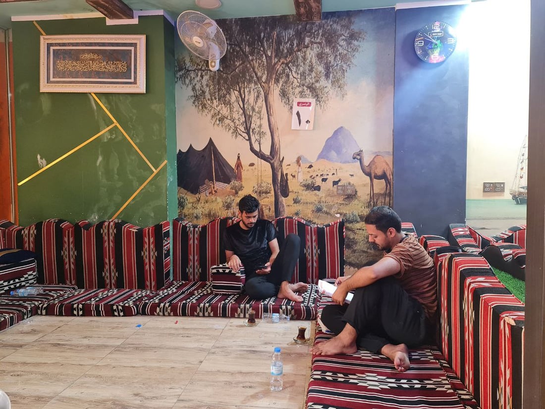 صور: أجواء بادية السماوة في مقهى “الياسري” وشاي بنكهة السياسة والأبوذيات