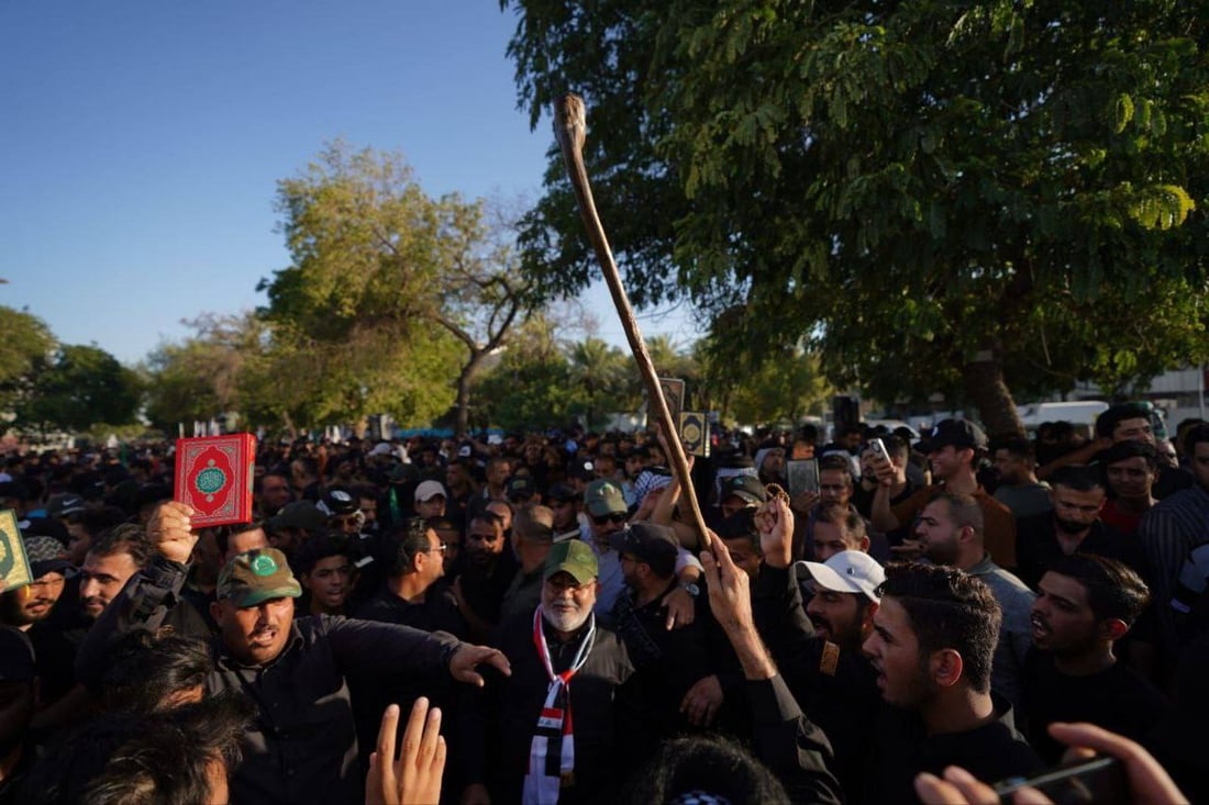 صور خامنئي والصدر تتقدم مسيرات الجادرية لنصرة القرآن