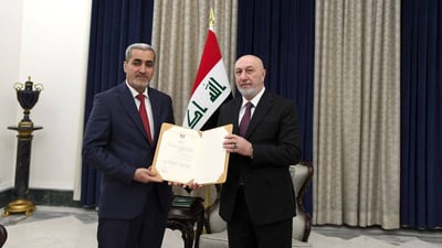 رئيس الجمهورية يسلم توفيق محمد مرسوم تعيينه محافظاً للمثنى