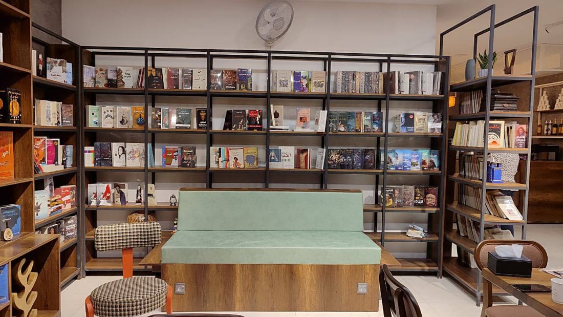 بنات روائي كبير في “مغامرة” وسط الكرخ.. “أطراس” مكتبة وأكثر (صور)