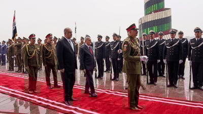 الرئيس يضع إكليلاً من الزهور على نصب الجندي المجهول