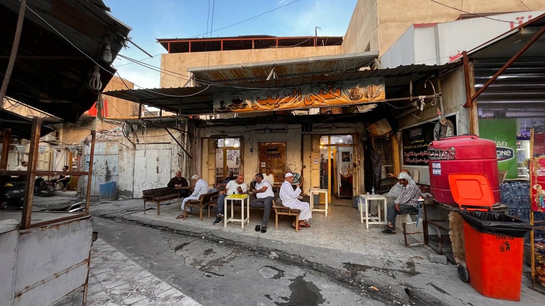 مقهى سمير يتابع “التطورات” عبر وتساب.. بعض ما يجري في “البصرة العثمانية”