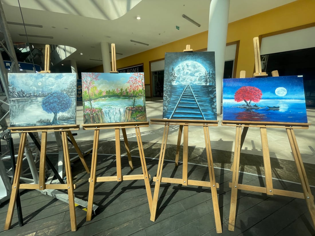 دهوك تدرب السجينات على الحاسوب والتجميل وتسوق لوحاتهن في المولات  (صور)